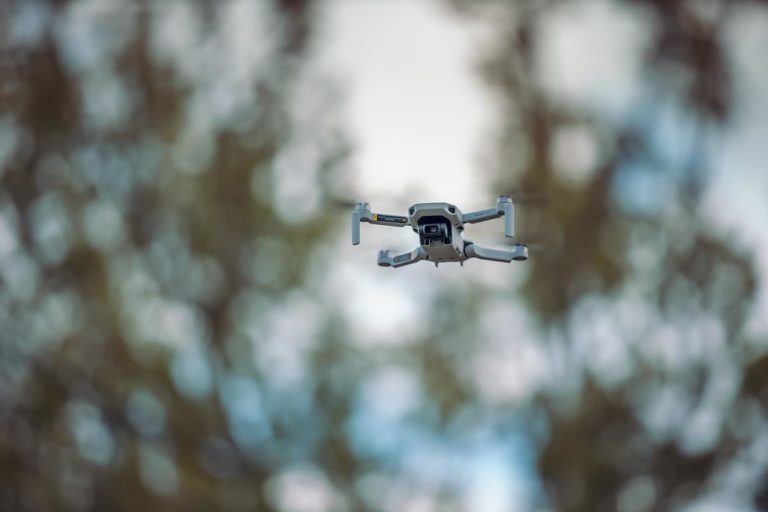 W jaki sposób dron utrzymuje się w powietrzu?