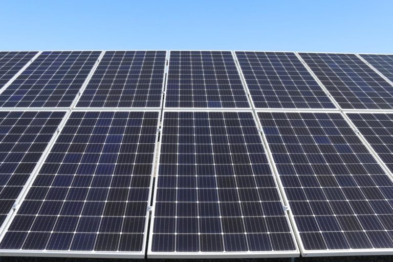 W jaki sposób panele słoneczne wytwarzają energię elektryczną