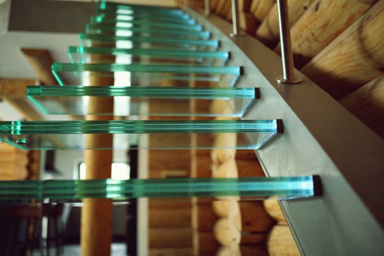 Czy warto wybrać szklane schody do swojego domu?