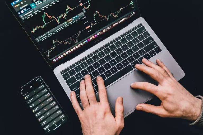 Giełda kryptowalut a tradycyjny rynek akcji – porównanie inwestycji online